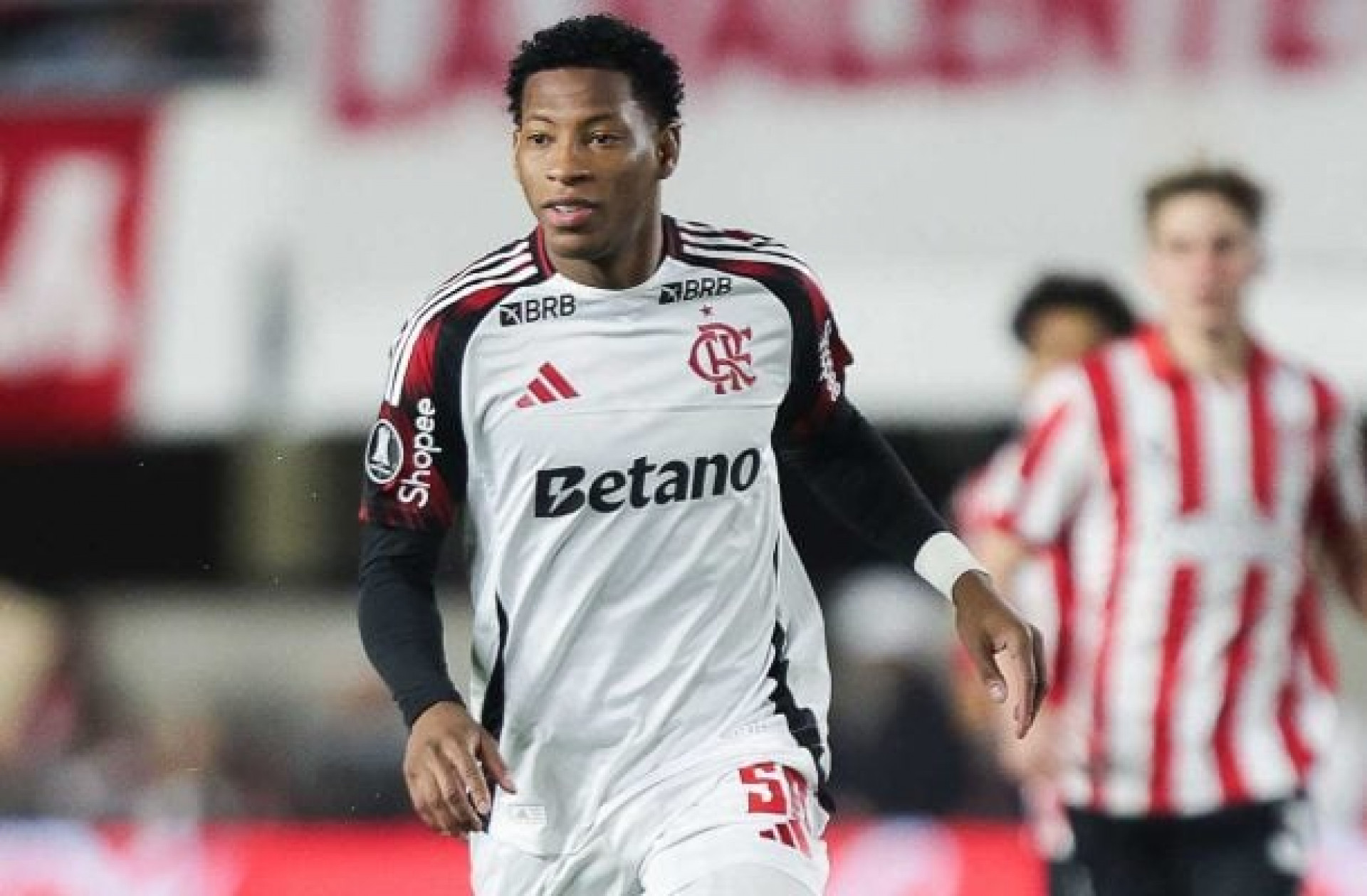 Atacante do Flamengo se explica a torcedor ap&oacute;s ser flagrado em balada