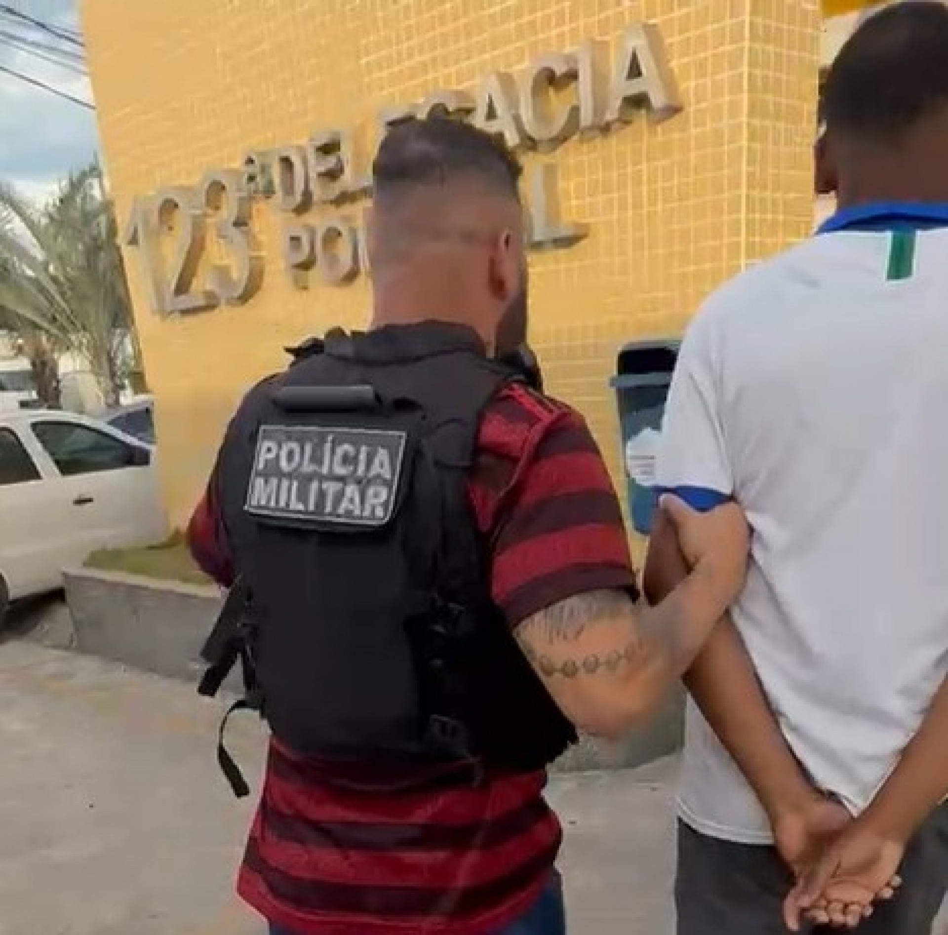 Suspeito foi detido em flagrante durante opera&ccedil;&atilde;o da Pol&iacute;cia Militar no Granja dos Cavaleiros - Foto: Reprodu&ccedil;&atilde;o