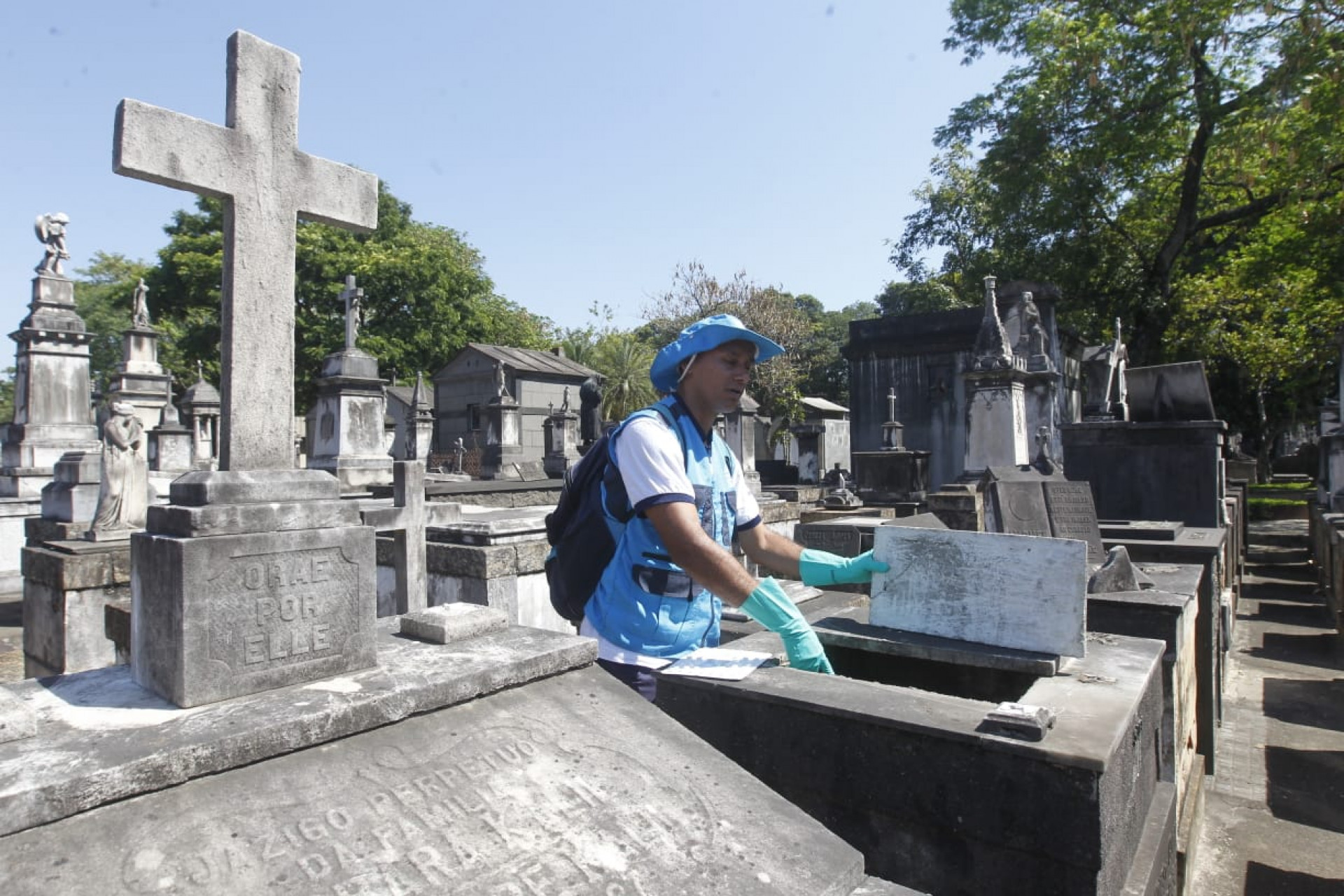 Agentes da Secretaria Municipal de Saúde fazem vistoria contra dengue no Cemitério São Francisco Xavier, no Caju - Reginaldo Pimenta / Agência O Dia