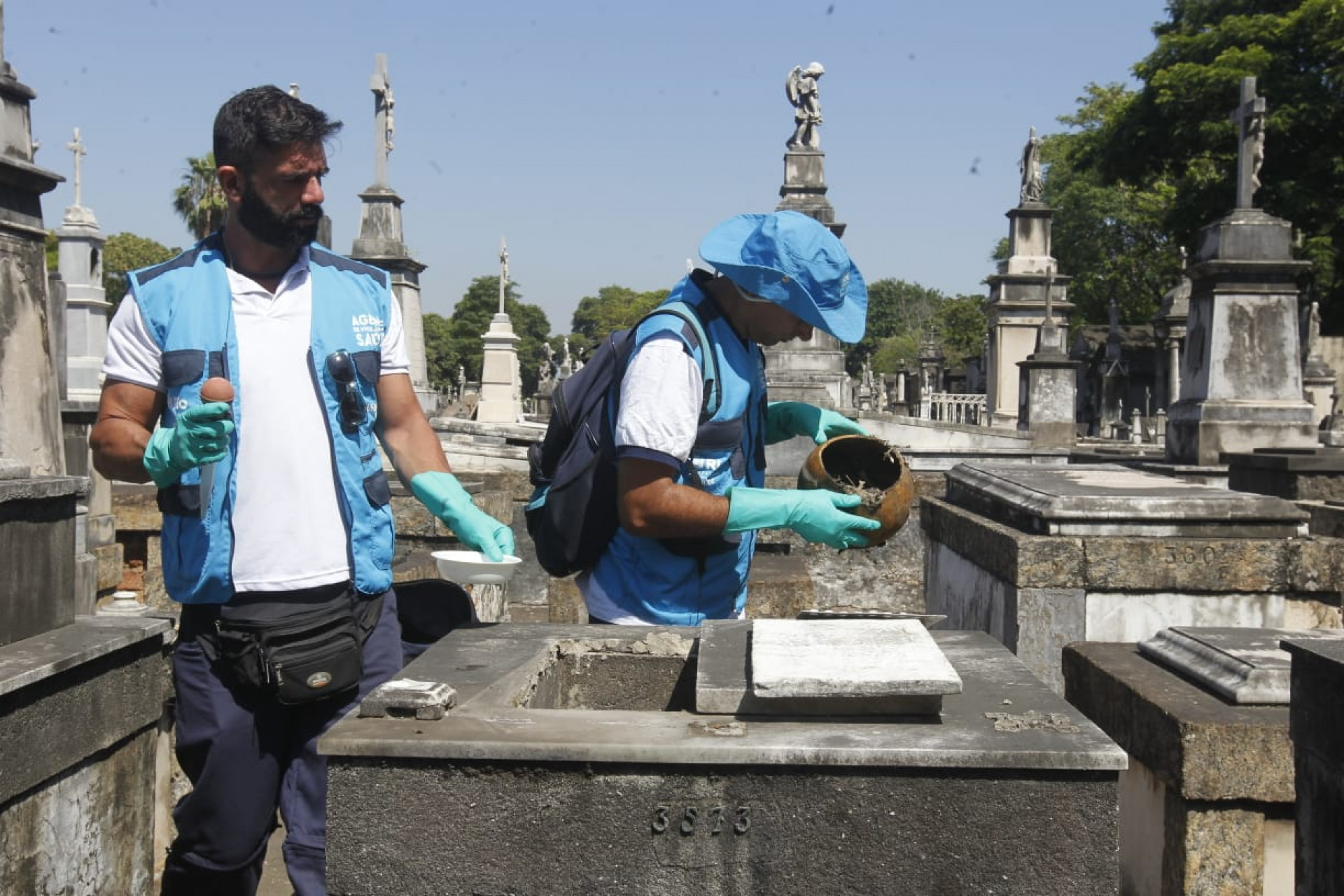 Agentes da Secretaria Municipal de Saúde fazem vistoria contra dengue no Cemitério São Francisco Xavier, no Caju - Reginaldo Pimenta / Agência O Dia