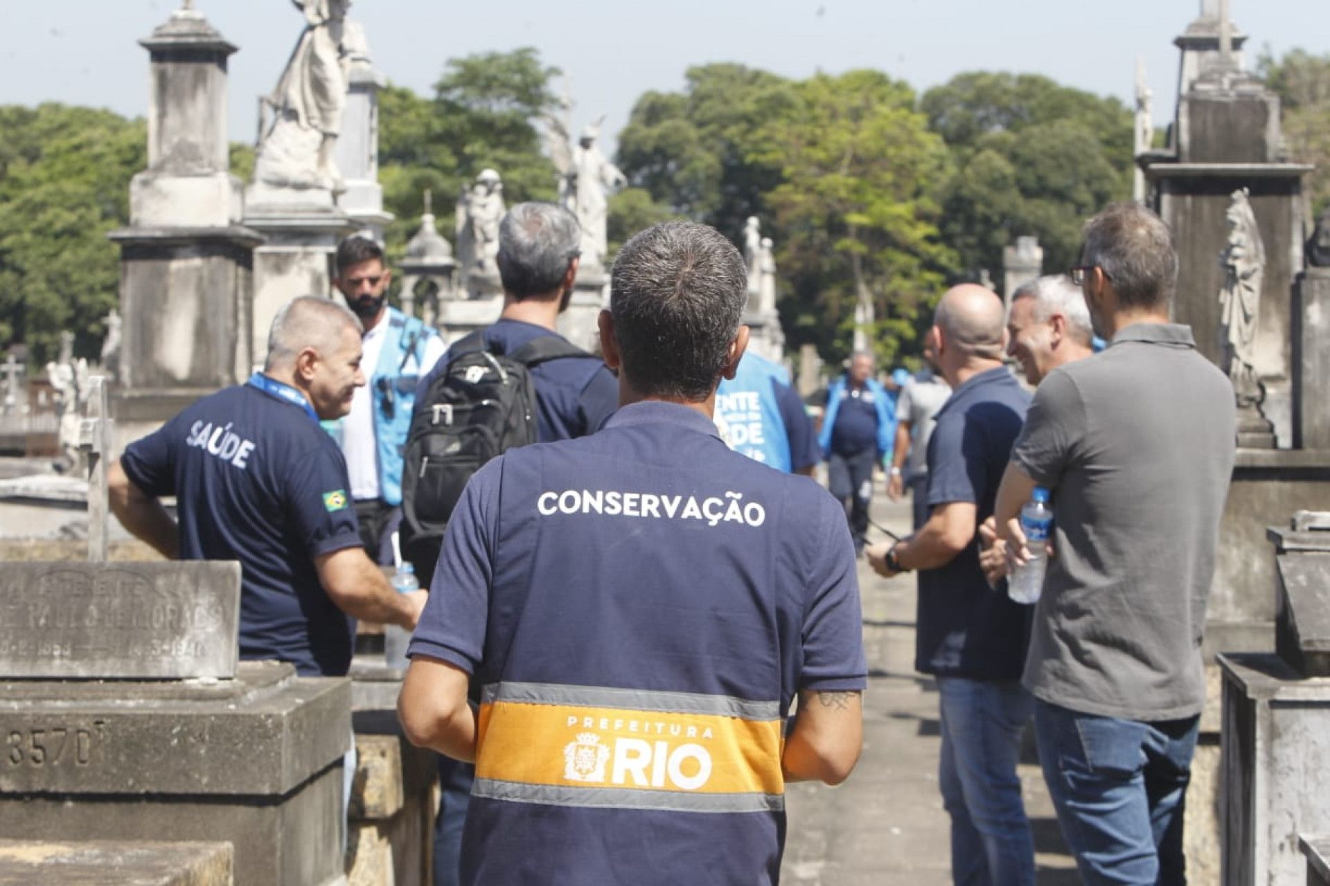 Agentes da Secretaria Municipal de Saúde fazem vistoria contra dengue no Cemitério São Francisco Xavier, no Caju - Reginaldo Pimenta / Agência O Dia