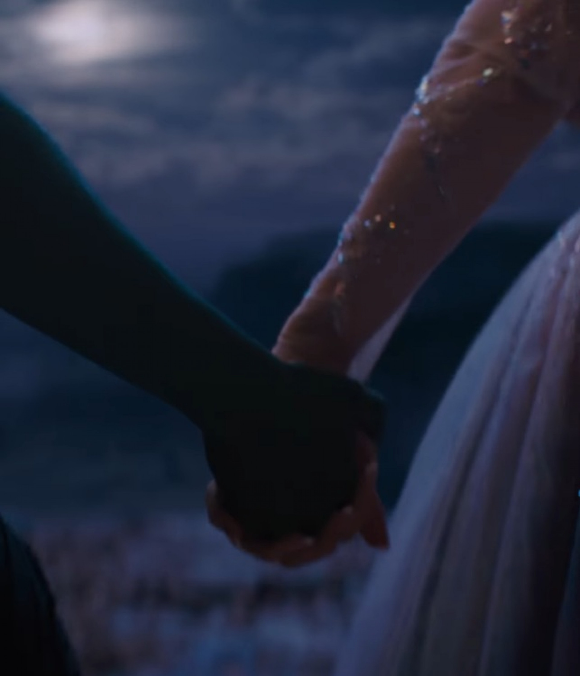 Elphaba e Glinda de mãos dadas em cena da parte II de 'Wicked' - Reprodução/Instagram