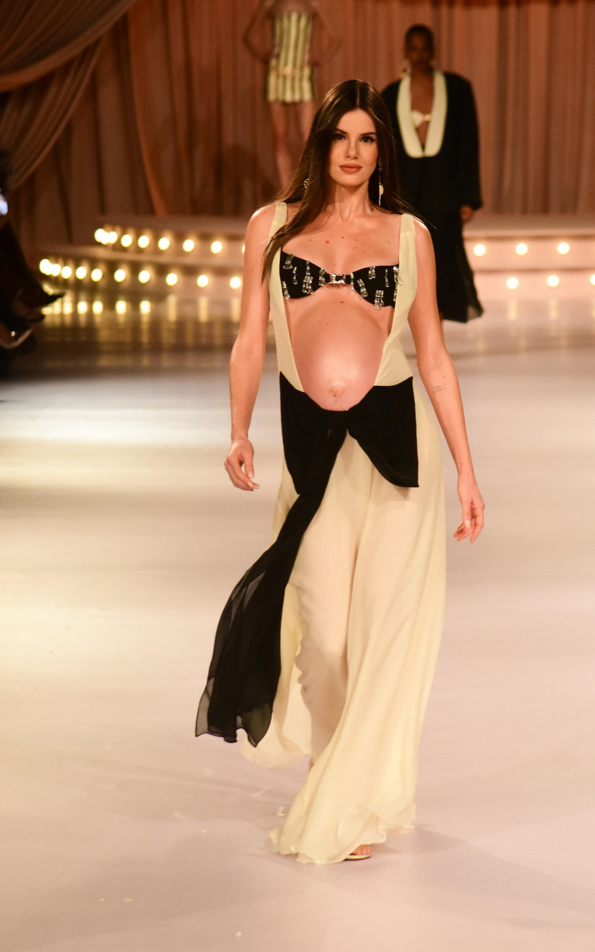 Grávida, Camila Queiroz esbanja beleza em desfile de grife em São Paulo