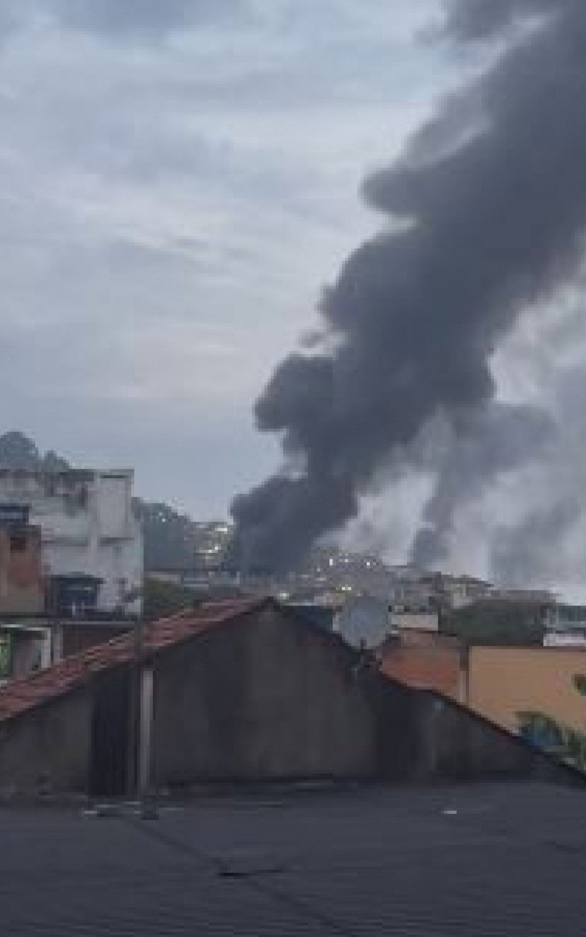 Barricadas em chamas durante operação no Complexo do Alemão - Rede Social