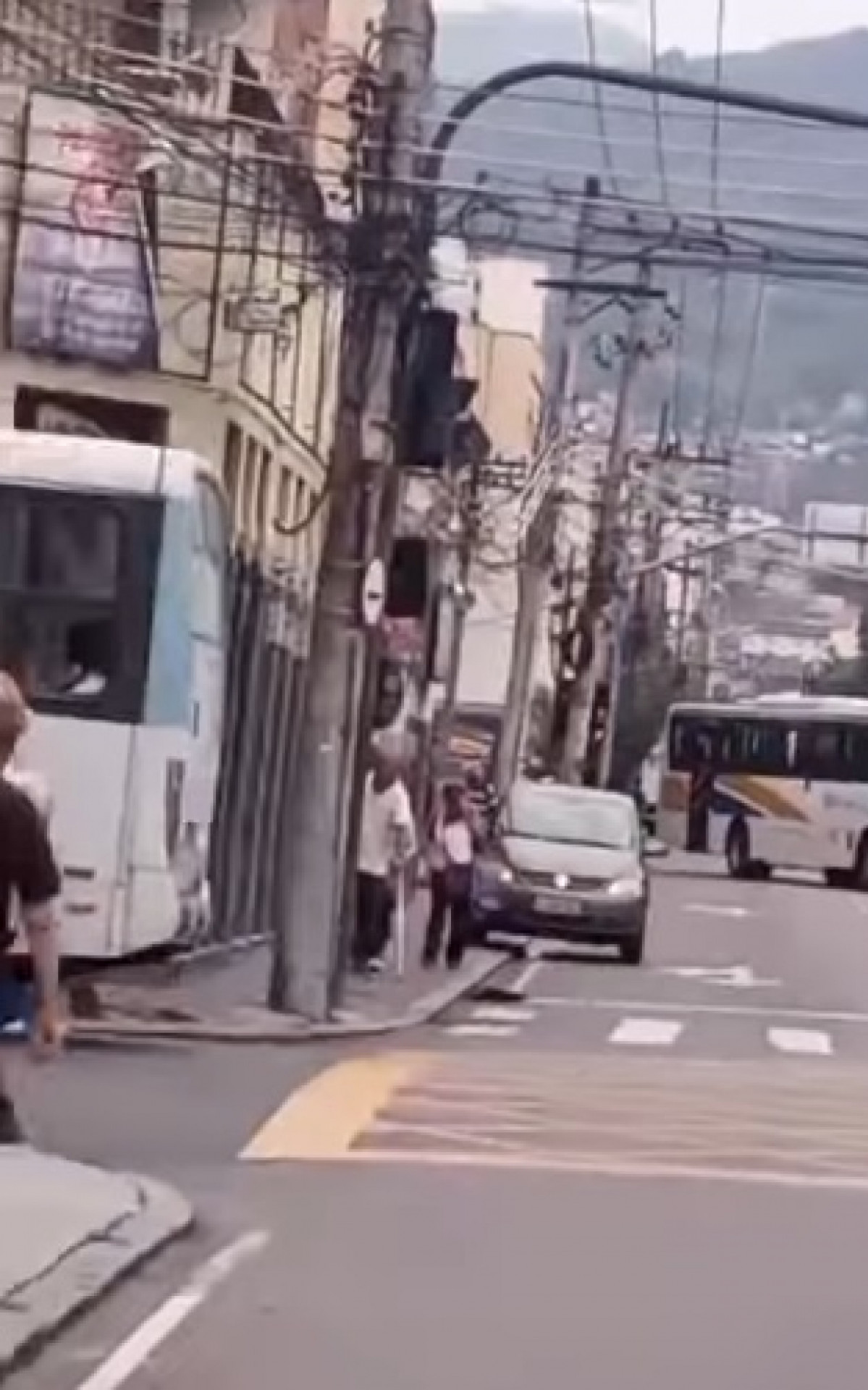 &Ocirc;nibus foi atravessado na Rua Adolfo Bergamini, no Engenho de Dentro - Reprodu&ccedil;&atilde;o/Redes Sociais