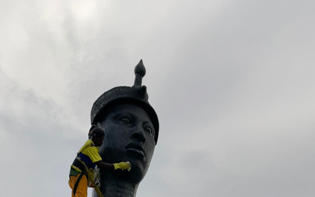 Agentes da Secret&aacute;ria de Conserva&ccedil;&atilde;o do Rio realizaram a limpeza do monumento