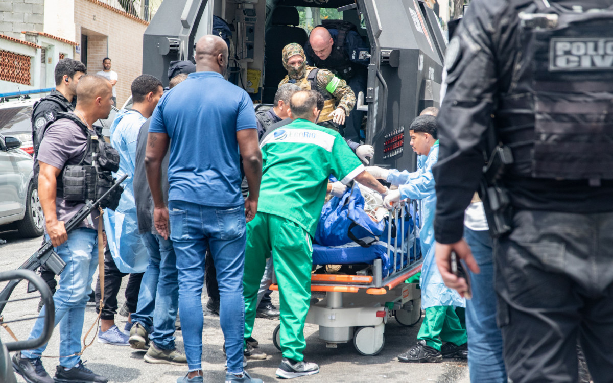 Movimenta&ccedil;&atilde;o no hospital Get&uacute;lio Vargas, na Penha, Zona Norte do Rio de Janeiro, durante a megaopera&ccedil;&atilde;o no Complexo da Penha, nesta ter&ccedil;a-feira (28)