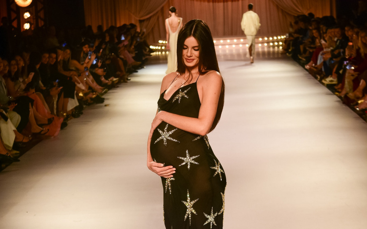 Grávida, Camila Queiroz surge deslumbrante em desfile