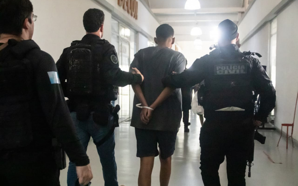 Preso na megaoperação na Penha e Alemão chegando à Cidade da Polícia - Érica Martins/Agência O DIA