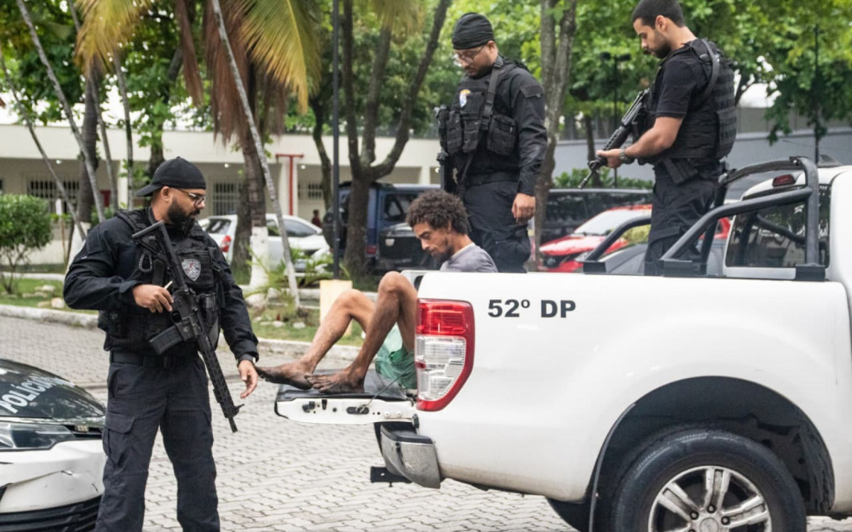 Preso na megaoperação na Penha e Alemão chegando à Cidade da Polícia - Érica Martins/Agência O DIA
