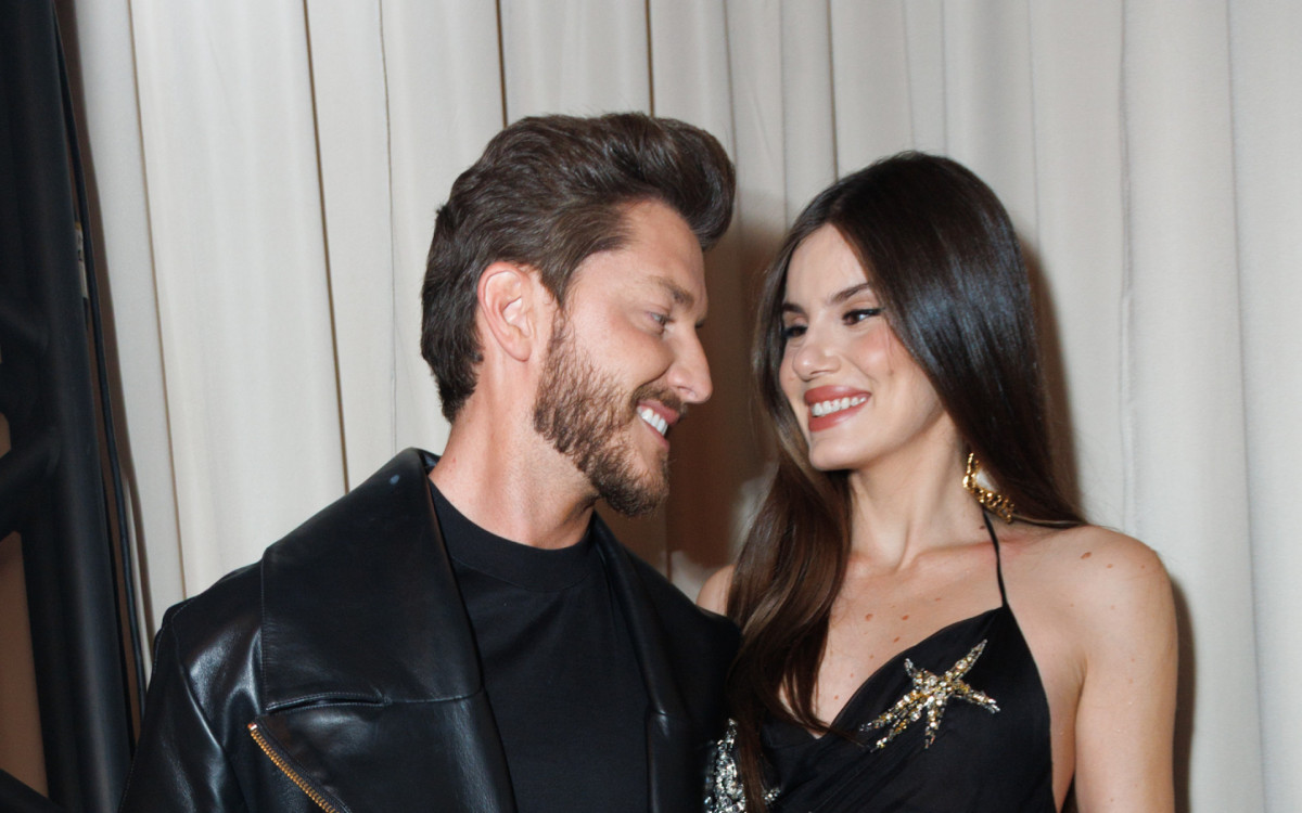 Camila Queiroz e Klebber Toledo posam juntinhos nos bastidores de desfile em São Paulo