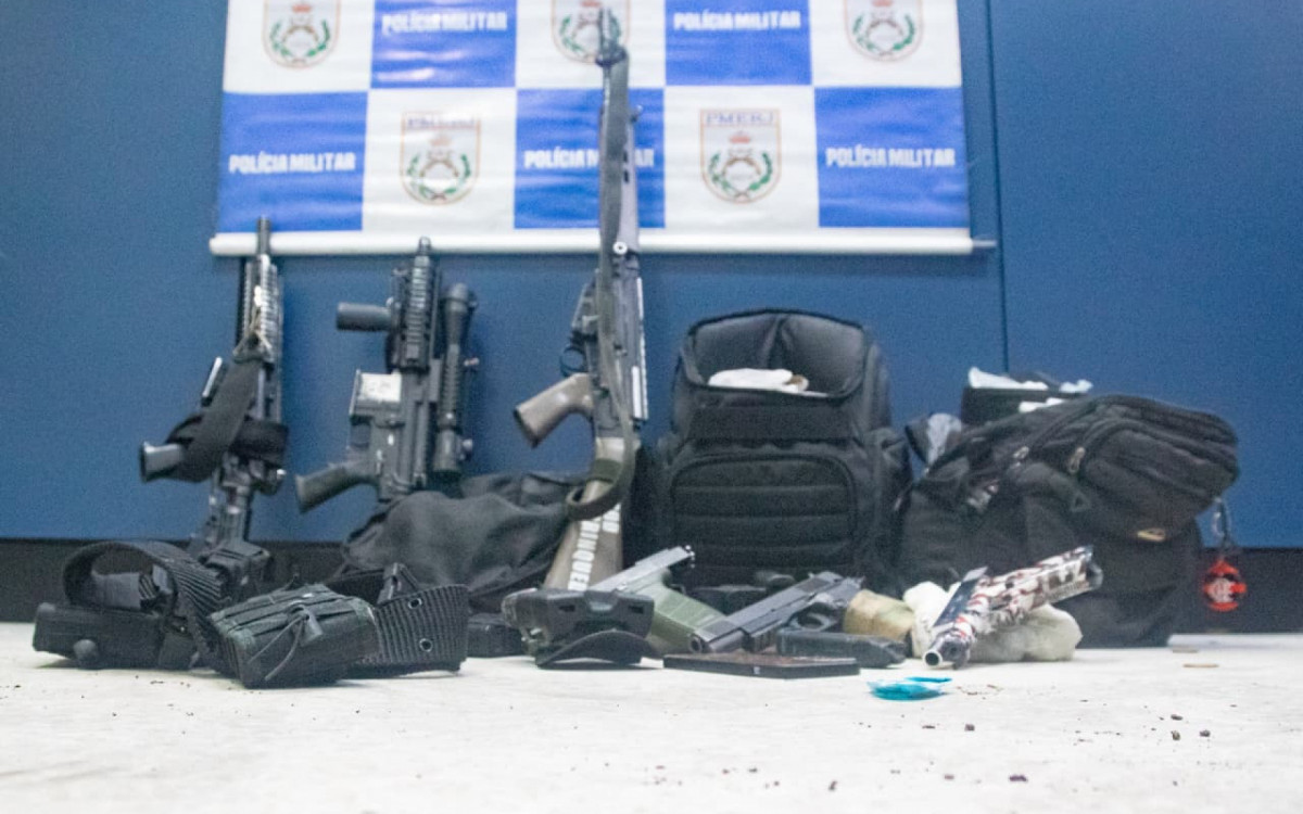 Diversos fuzis e grande quantidade de drogas foram apreendidos durante megaoperação
