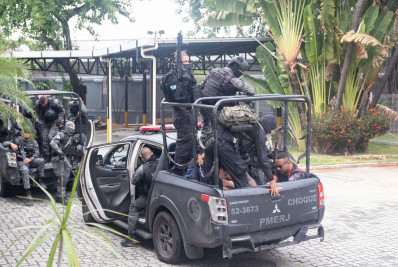 Corregedoria prende cinco PMs suspeitos de crimes em megaoperação na Zona Norte