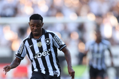 Jeffinho encerra mês com quatro participações diretas em gols pelo Botafogo