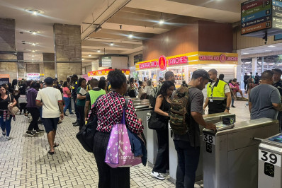 Cariocas enfrentam dificuldades na volta para casa após megaoperação