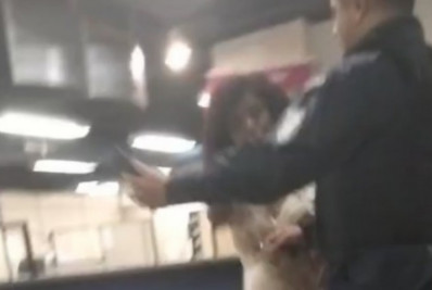 Funcionárias de restaurante fast-food acusam cliente de racismo: 'Disse que viemos da senzala'