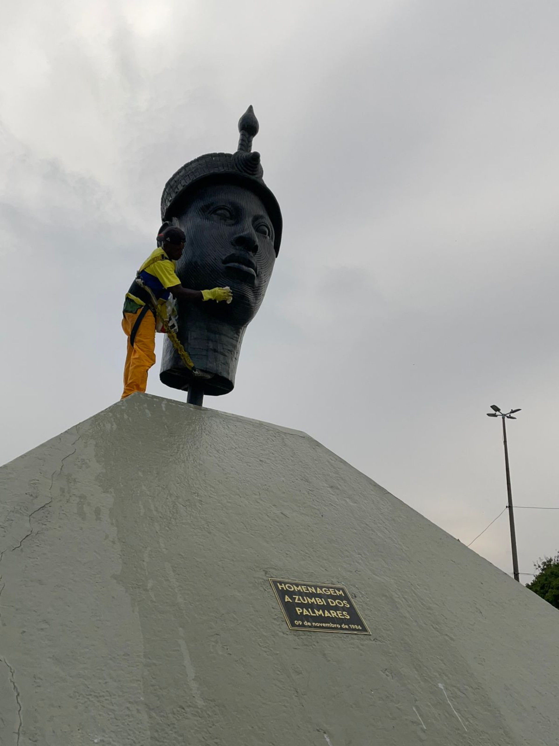 Agentes da Secret&aacute;ria de Conserva&ccedil;&atilde;o do Rio realizaram a limpeza do monumento - Divulga&ccedil;&atilde;o / Secret&aacute;ria de Conserva&ccedil;&atilde;o