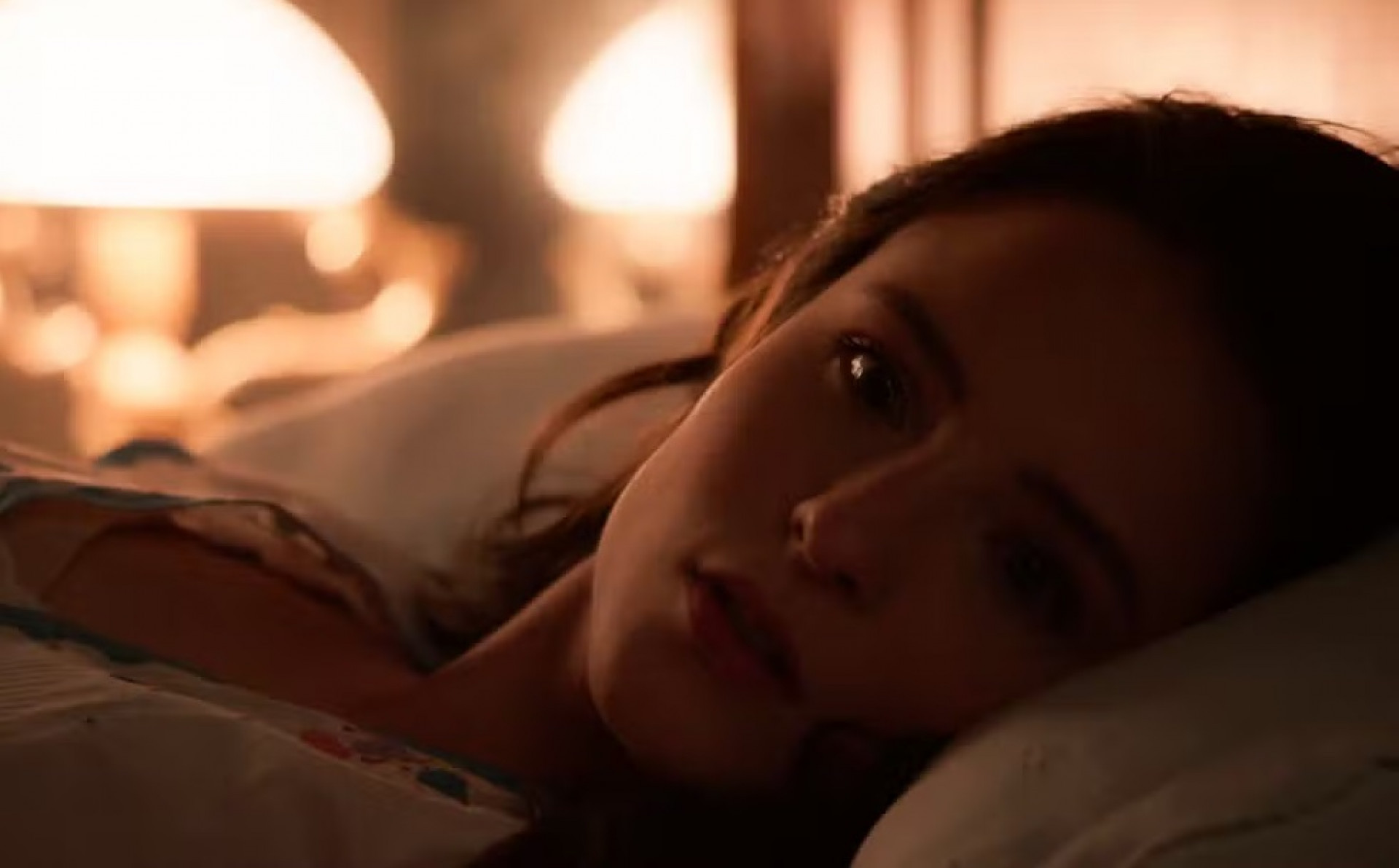 Estela percebe que recuperou as lembranças ao acordar - Reprodução/Globo