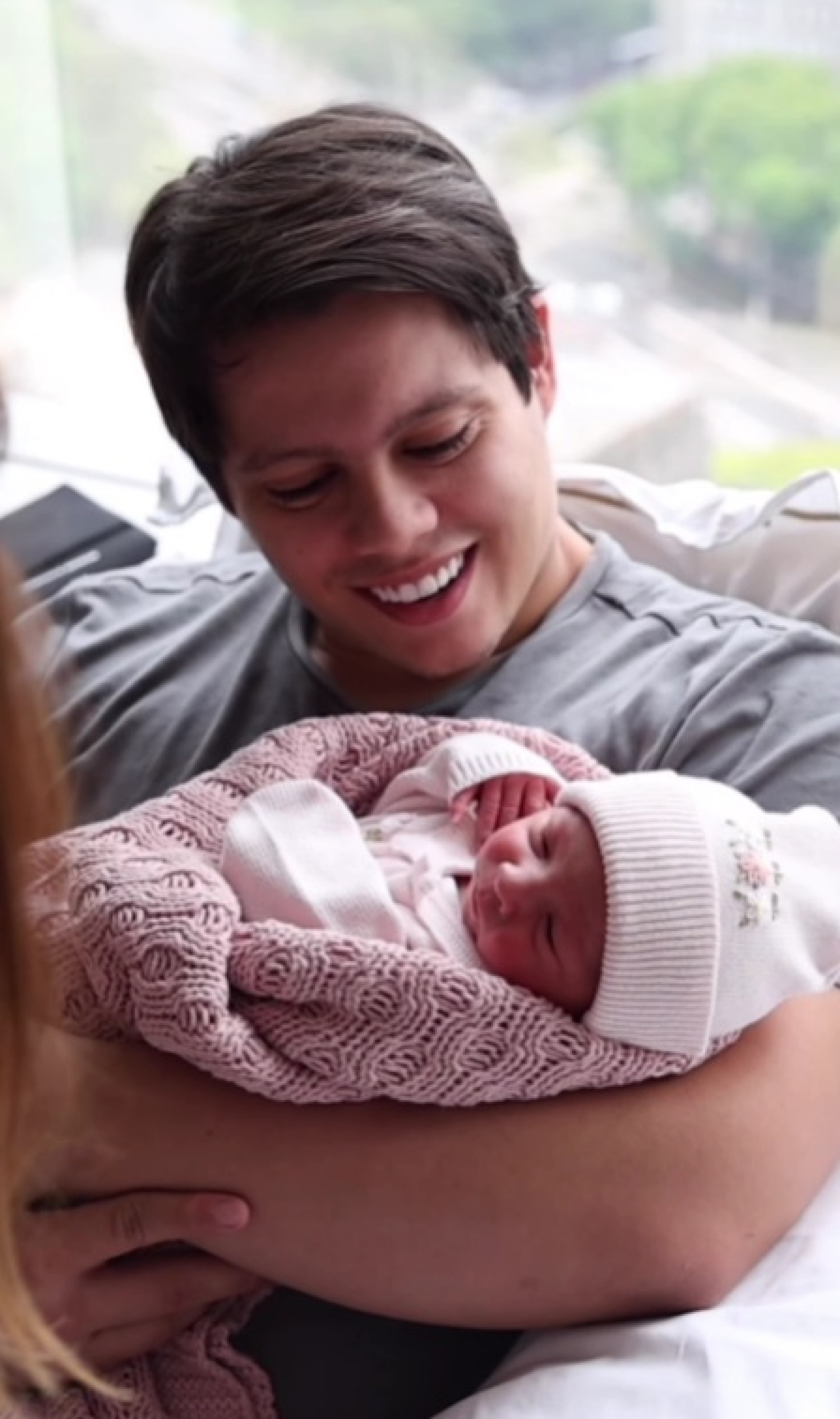 Lucas, o irmão mais velho, segurou Eloáh no colo - Reprodução / Instagram