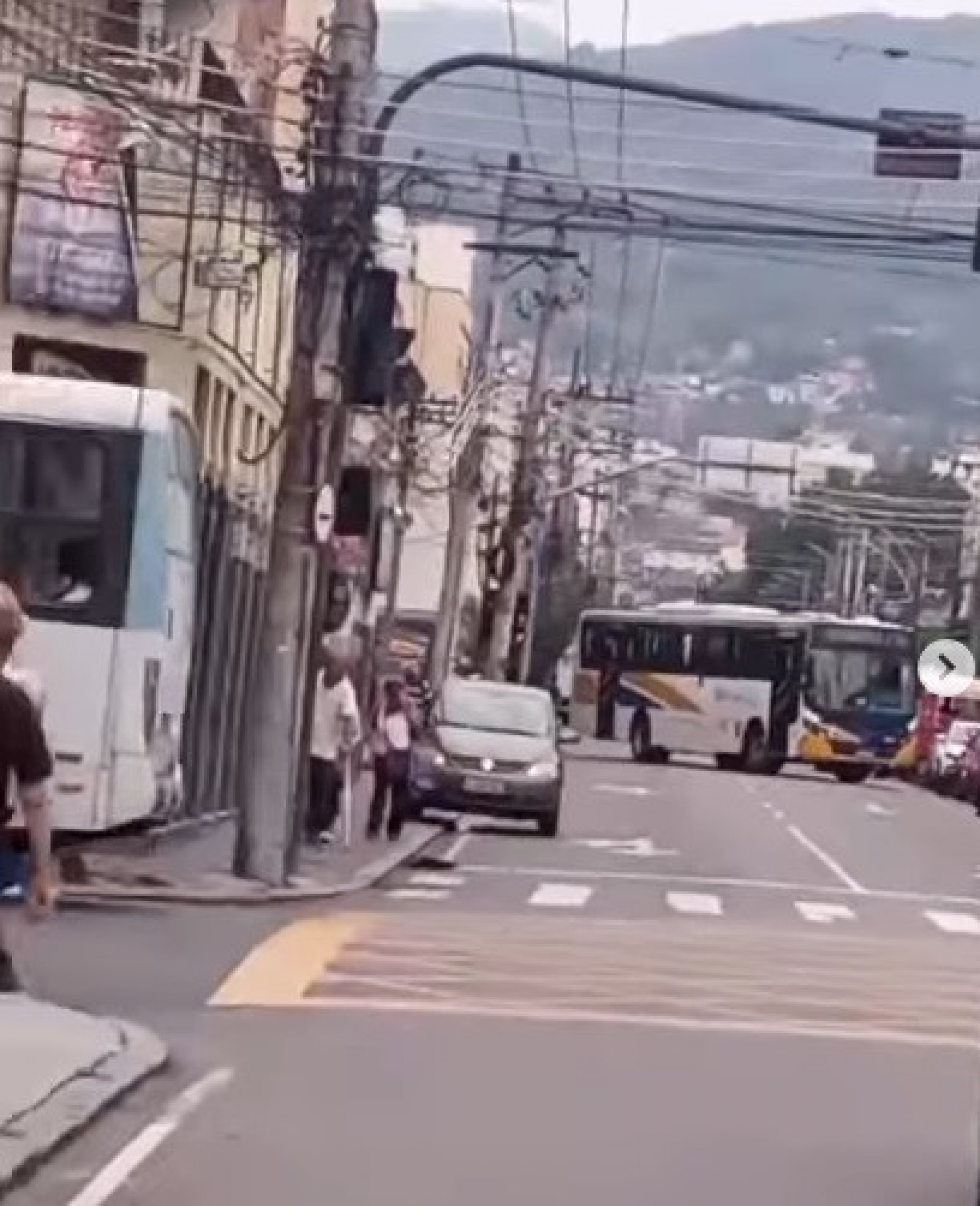 Ônibus foi atravessado na Rua Adolfo Bergamini, no Engenho de Dentro