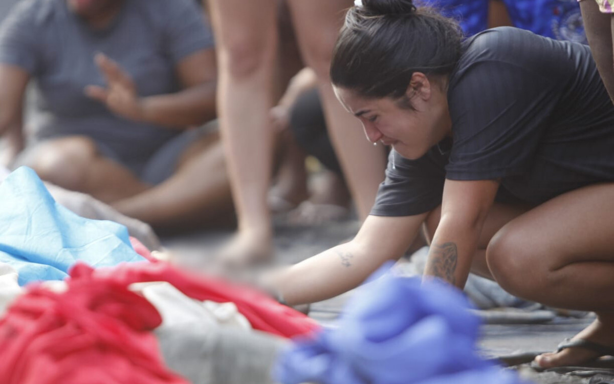 Familiares reconhecem corpos retirados de &aacute;rea de mata e levados para pra&ccedil;a na Penha