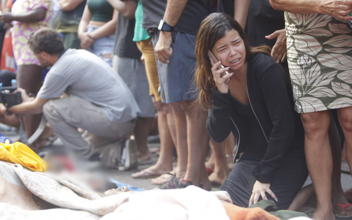Familiares reconhecem corpos retirados de &aacute;rea de mata e levados para pra&ccedil;a na Penha