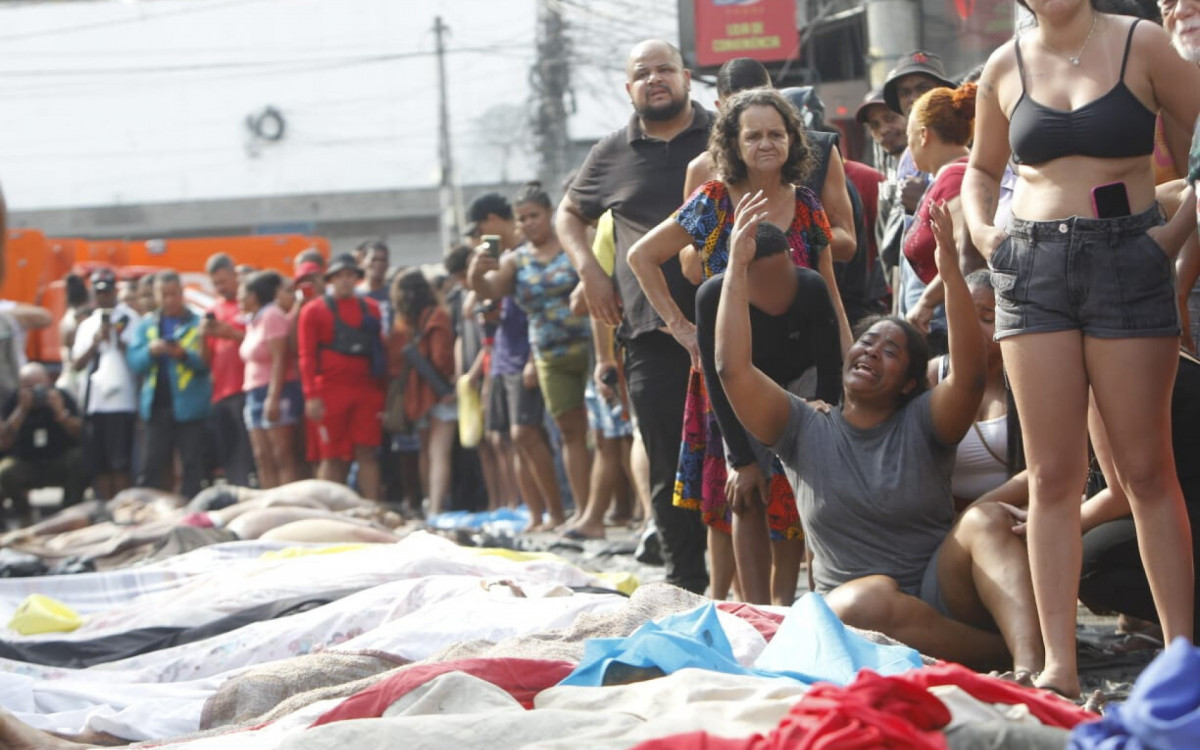 Familiares reconhecem corpos retirados de &aacute;rea de mata e levados para pra&ccedil;a na Penha