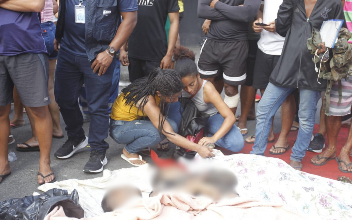 Familiares reconhecem corpos retirados de &aacute;rea de mata e levados para pra&ccedil;a na Penha