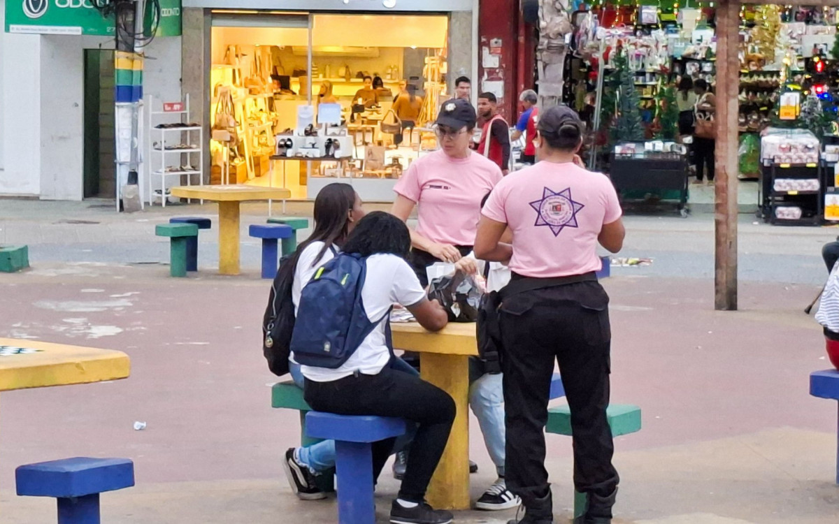 Equipe da Ronda Maria da Penha promoveu uma panfletagem com orientações para o público feminino
