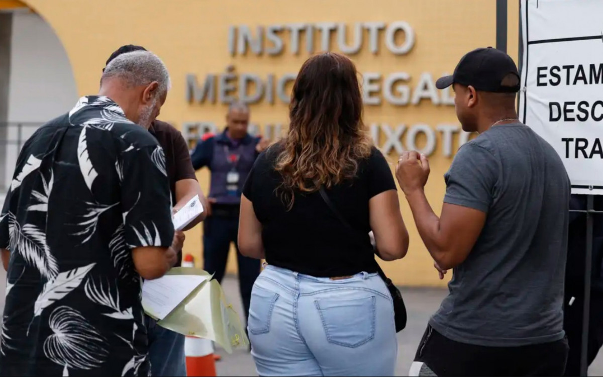 Não há previsão de liberação dos corpos ainda nesta quarta, e os familiares cadastrados aguardam no local