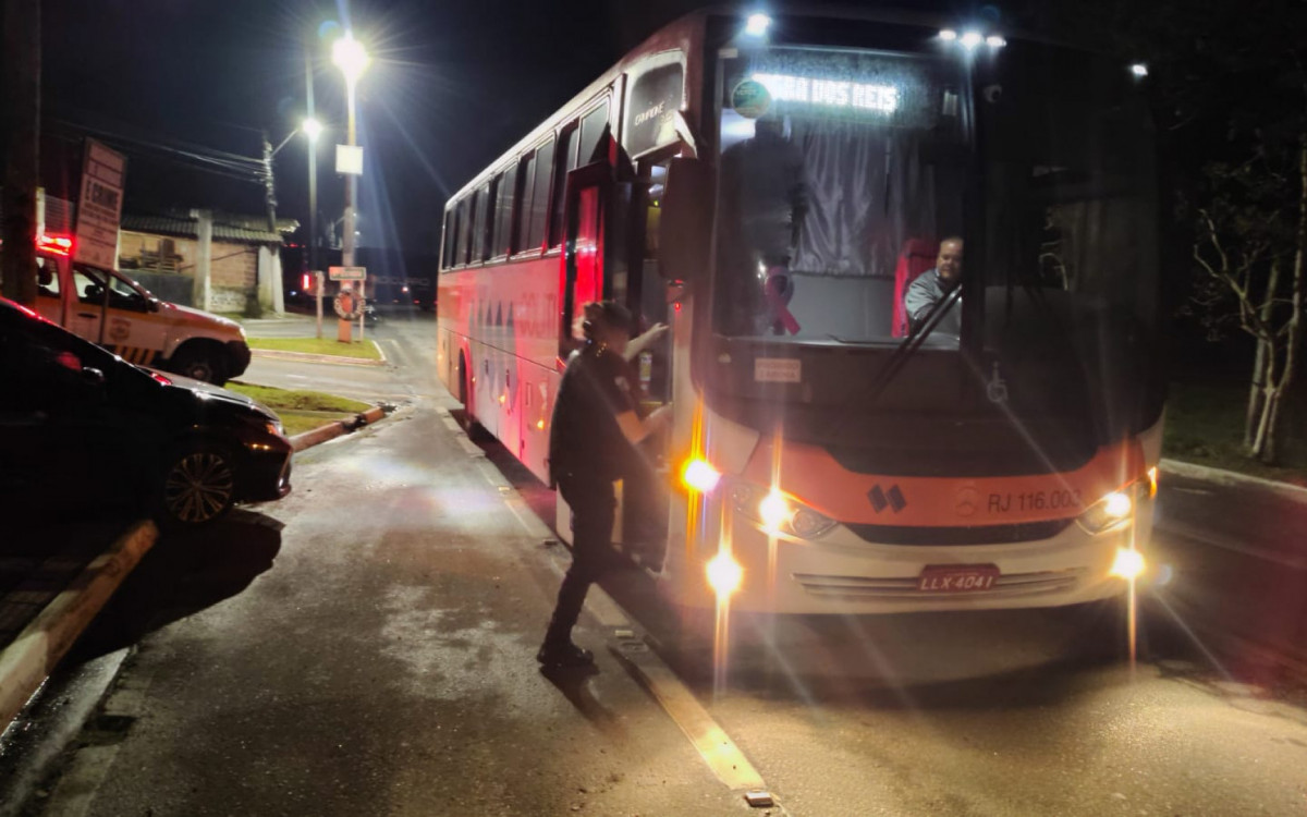 Policiais vistoriam ônibus que chegam à Angra