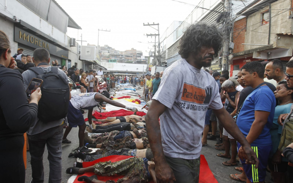 Terror no Rio! Moradores do Complexo da Penha se reúnem diante de corpos