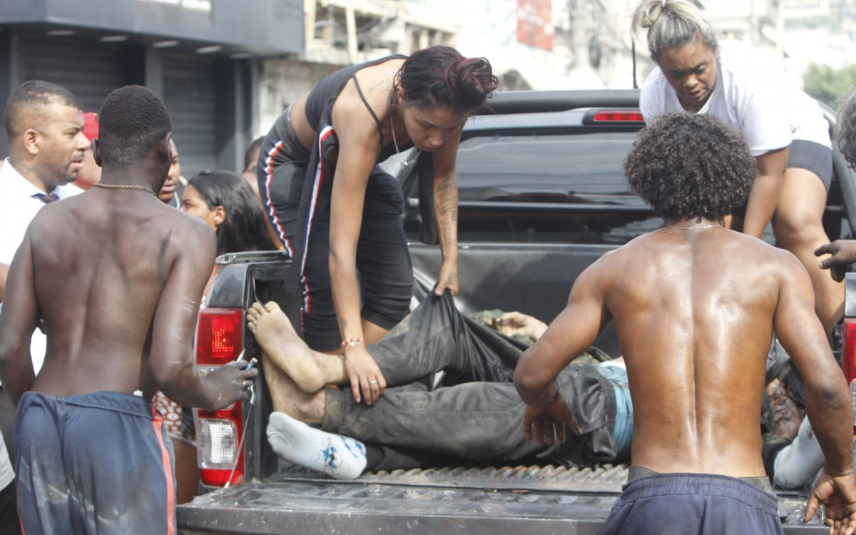 Corpos recolhidos por moradores do Complexo da Penha, nesta quarta-feira (29)