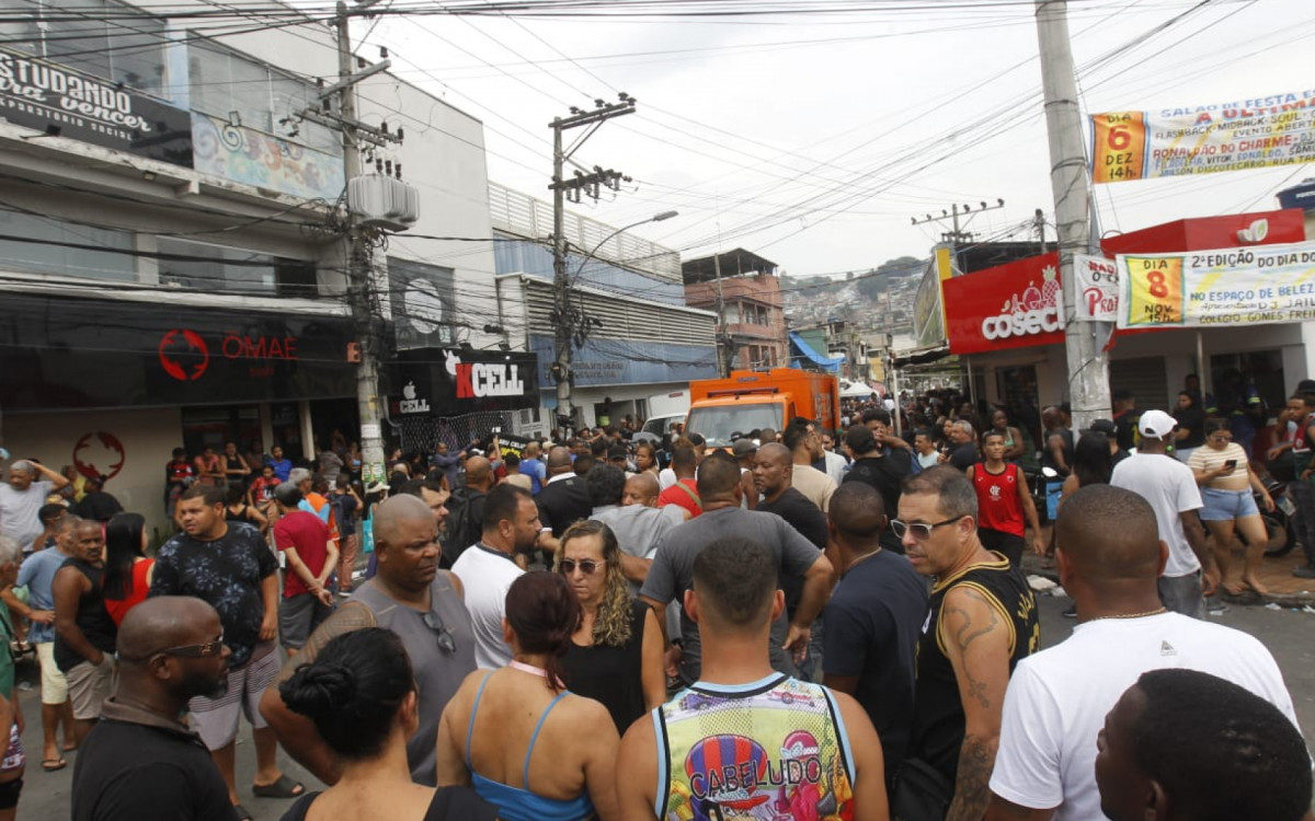 Multidão acompanha remoção de corpos encontrado em mata, nesta quarta (29)