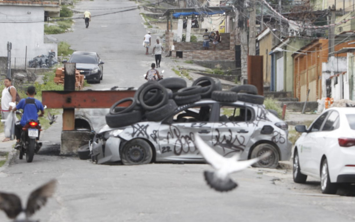 Barricada gigantesca num dos acessos ao Complexo do Alemão