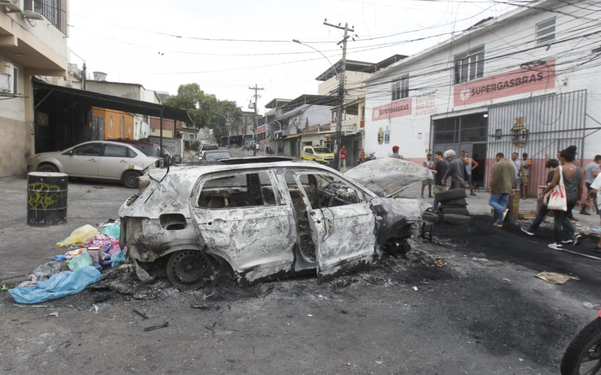 Moradores do Complexo da Penha tentam retomar a rotina, diante do cenário de destruição