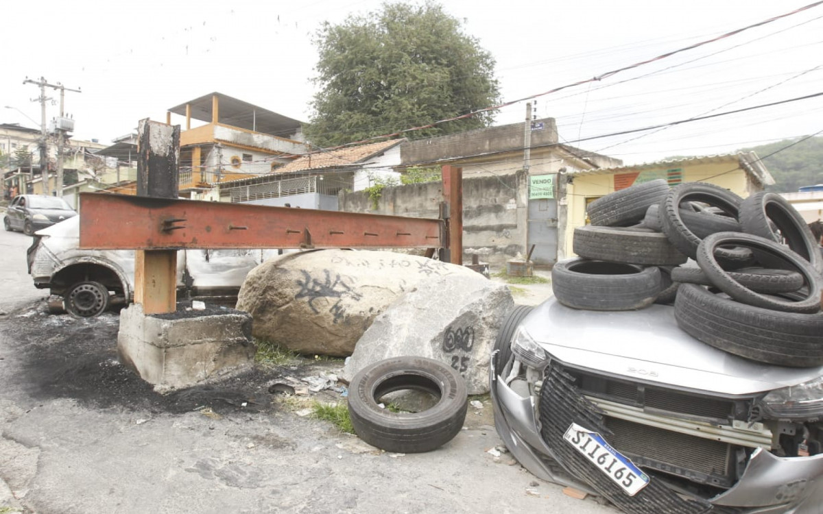 Barricadas com marcas de fogo num dos acesso ao Complexo da Penha