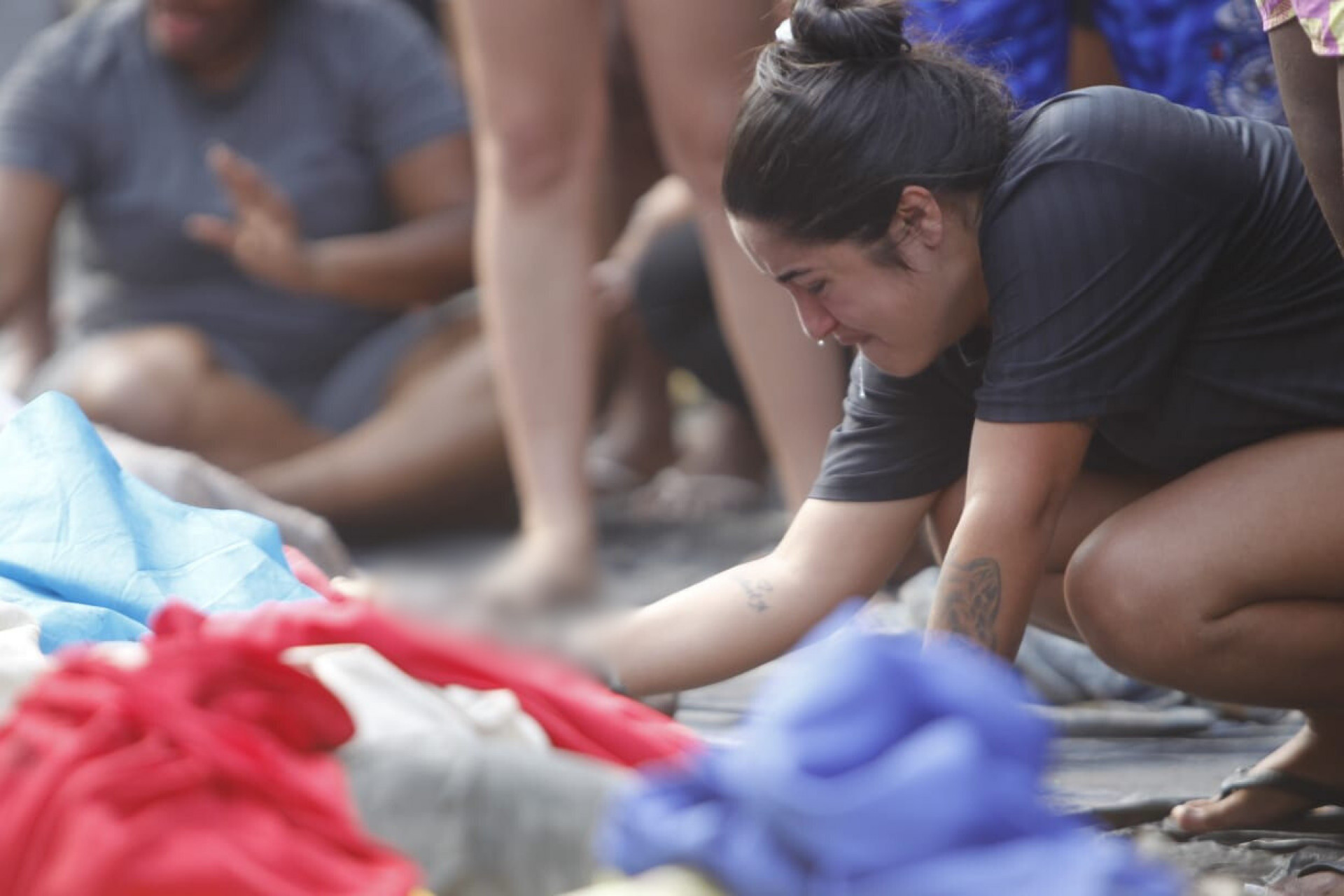 Familiares reconhecem corpos retirados de área de mata e levados para praça na Penha - Reginaldo Pimenta / Agência O Dia