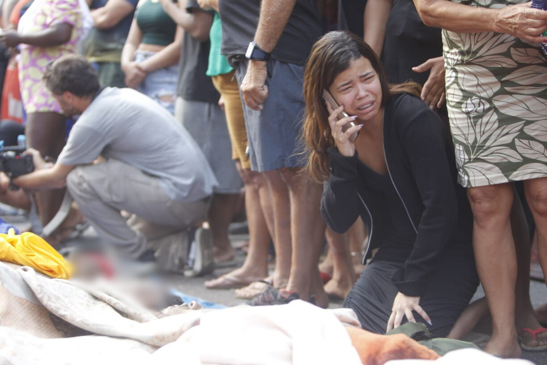 Familiares reconhecem corpos retirados de área de mata e levados para praça na Penha - Reginaldo Pimenta / Agência O Dia