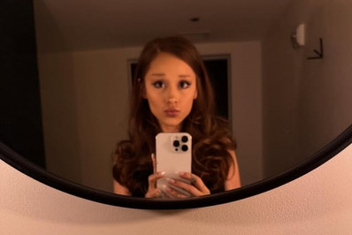 Ariana Grande surge morena em selfie e enlouquece fãs nas redes sociais