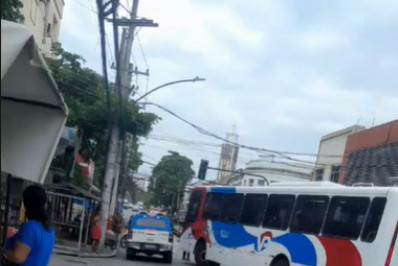 Ônibus é utilizado como barricada em Pilares, um dia depois de megaoperação