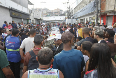 ATENÇÃO, CONTEÚDO SENSÍVEL! Dezenas de corpos são enfileirados em praça após operação; veja fotos