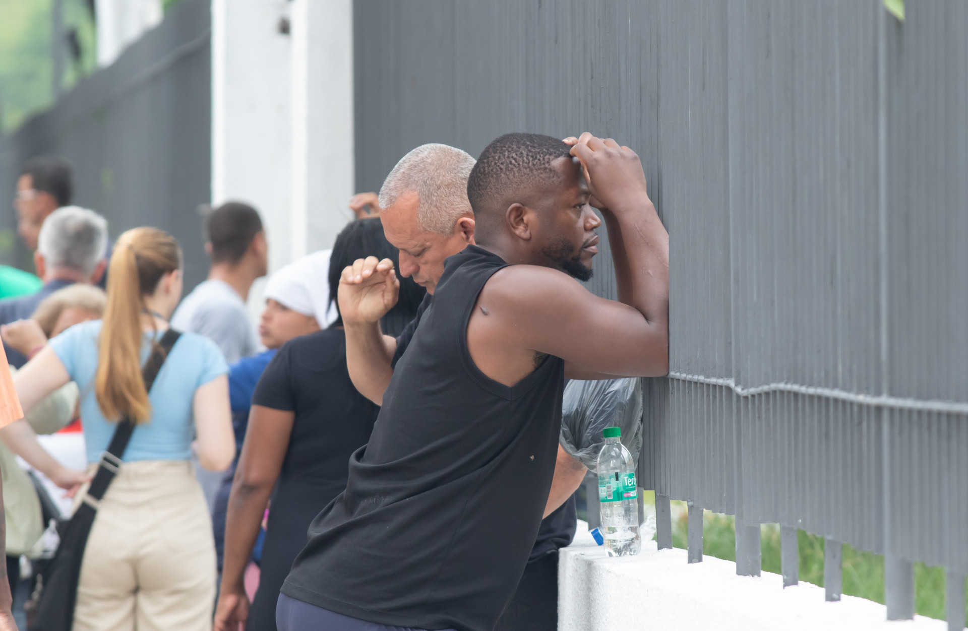 Familiares de suspeitos estiveram no IML para reconhecimento dos corpos nesta quarta-feira (29) - &Eacute;rica Martin/Ag&ecirc;ncia O Dia