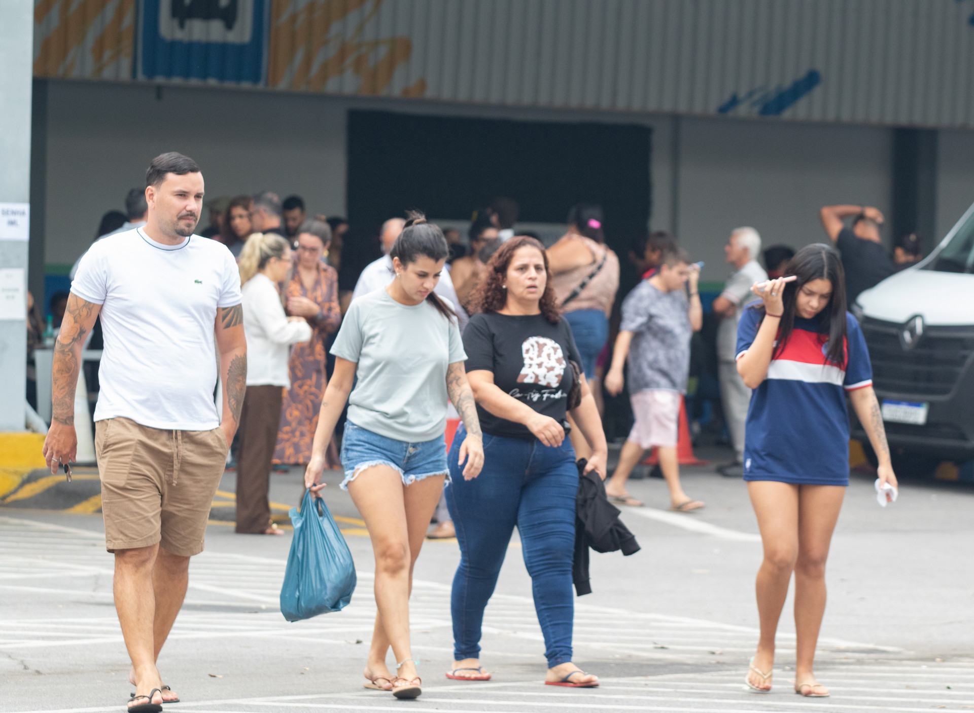 Familiares de suspeitos estiveram no IML para reconhecimento dos corpos nesta quarta-feira (29) - &Eacute;rica Martin/Ag&ecirc;ncia O Dia