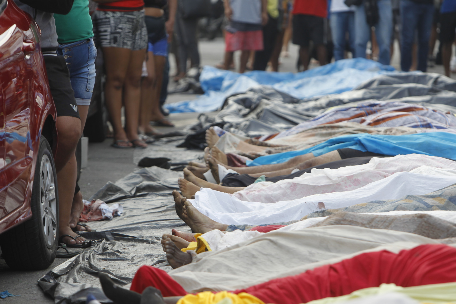 Moradores levaram mais de 60 corpos &agrave; Pra&ccedil;a S&atilde;o Lucas, no Complexo da Penha, na manh&atilde; desta quarta-feira (29) - Reginaldo Pimenta/Ag&ecirc;ncia O Dia