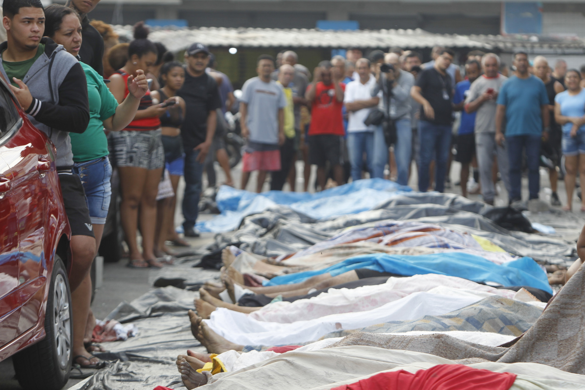 Mais de 60 corpos foram colocados por moradores na Pra&ccedil;a S&atilde;o Lucas, no Complexo da Penha, nesta quarta (29) - Reginaldo Pimenta/Ag&ecirc;ncia O Dia