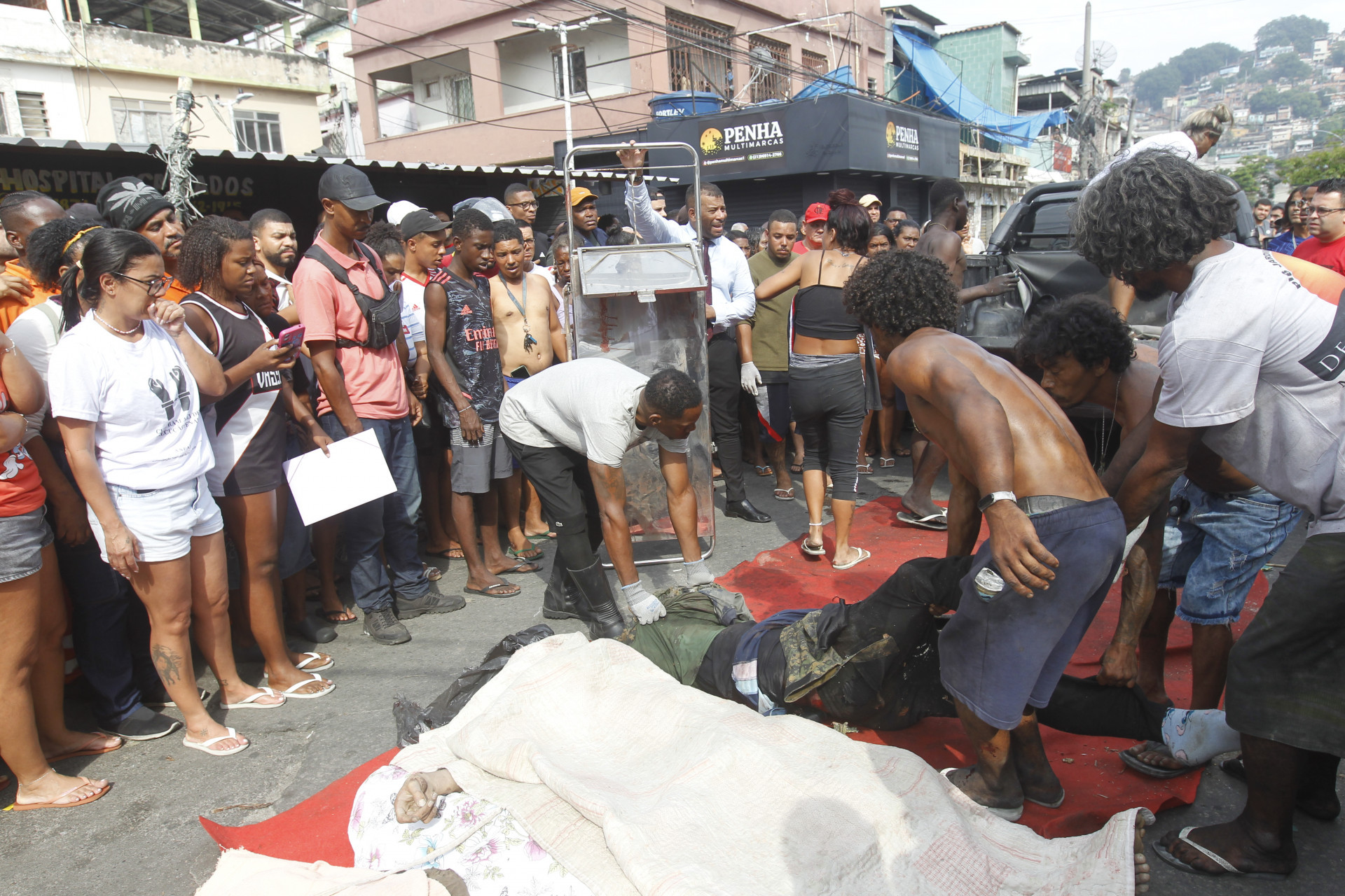 Moradores levaram mais de 60 corpos &agrave; Pra&ccedil;a S&atilde;o Lucas, no Complexo da Penha, na manh&atilde; desta quarta-feira (29) - Reginaldo Pimenta/Ag&ecirc;ncia O Dia