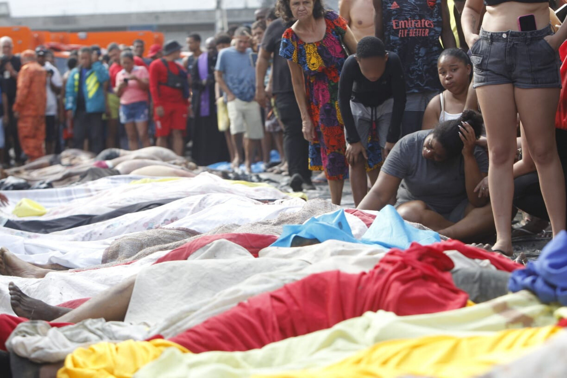 Familiares reconhecem corpos retirados de área de mata e levados para praça na Penha - Reginaldo Pimenta / Agência O Dia