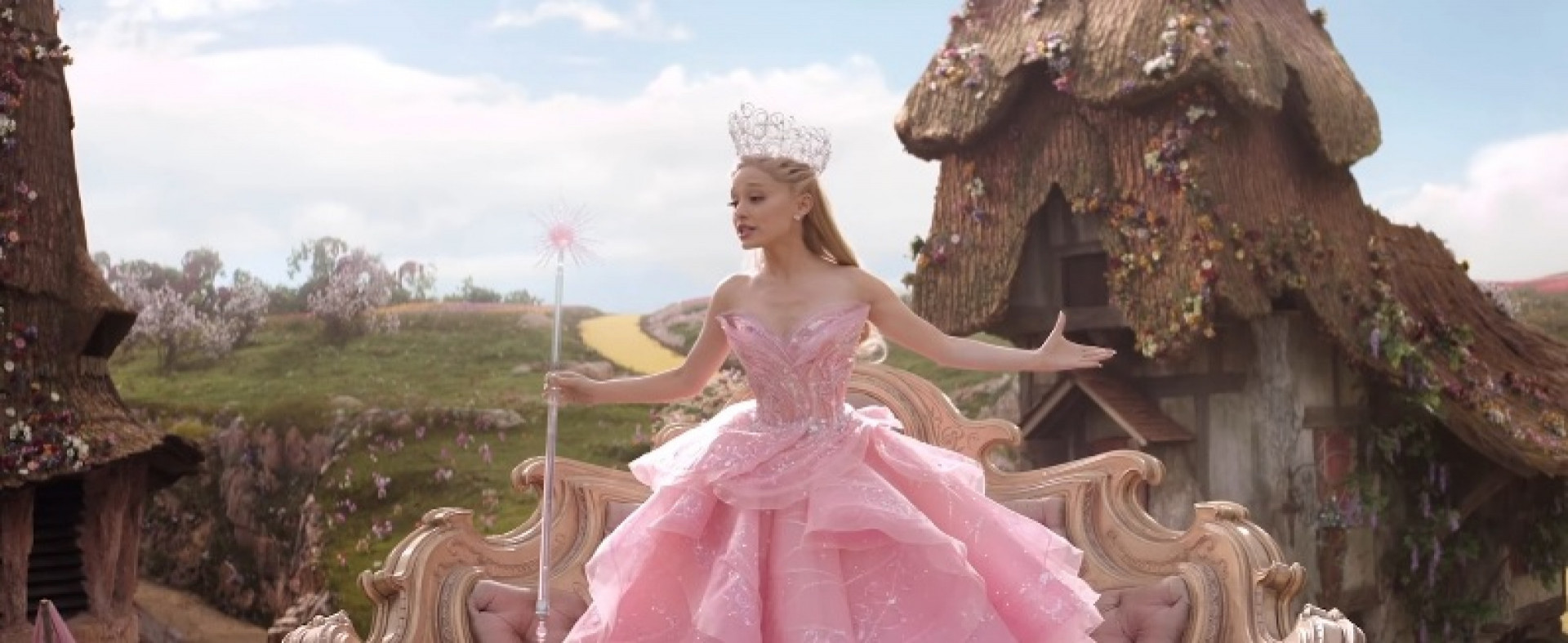 Ariana Grande em cena como Glinda em 