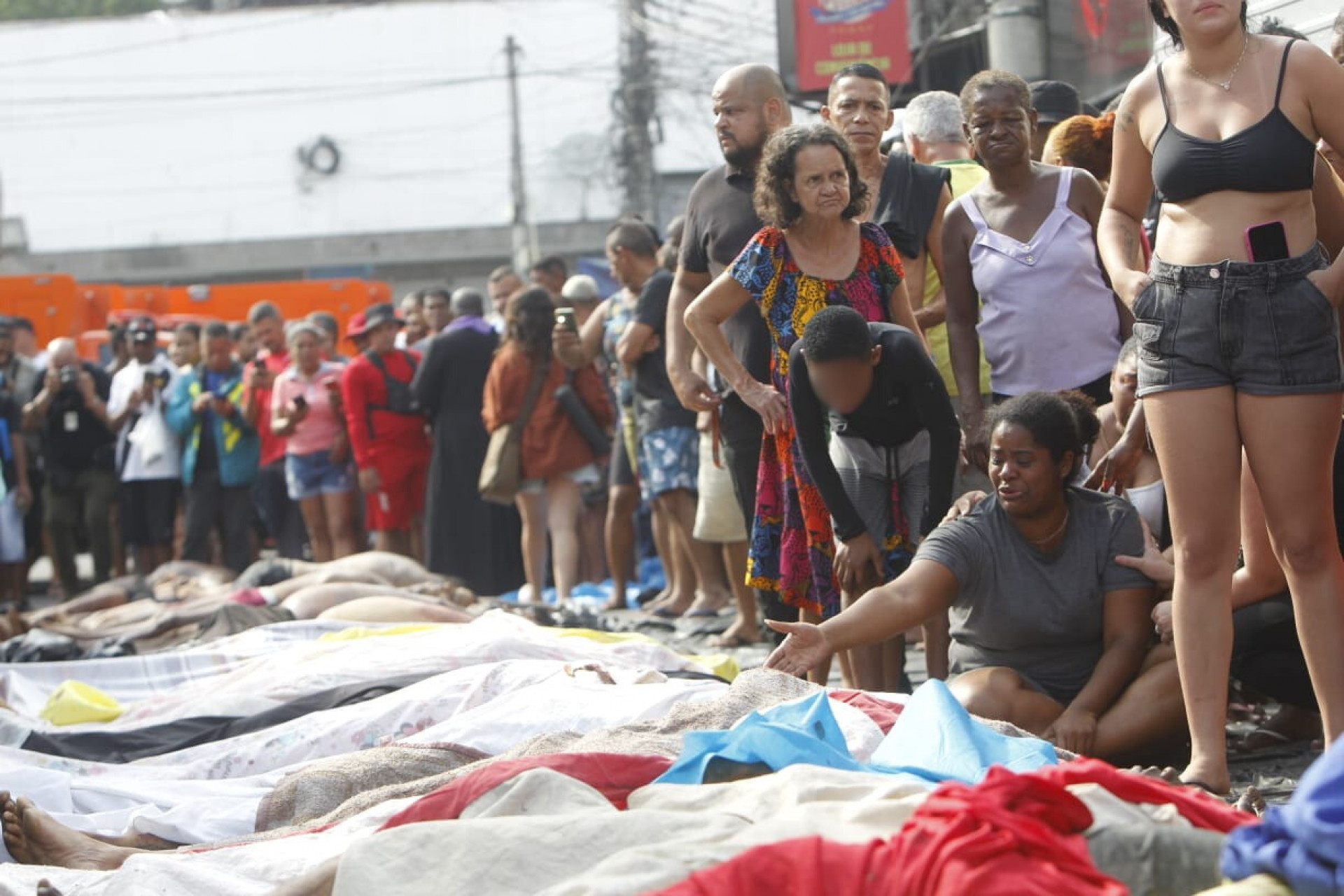 Familiares reconhecem corpos retirados de área de mata e levados para praça na Penha - Reginaldo Pimenta / Agência O Dia